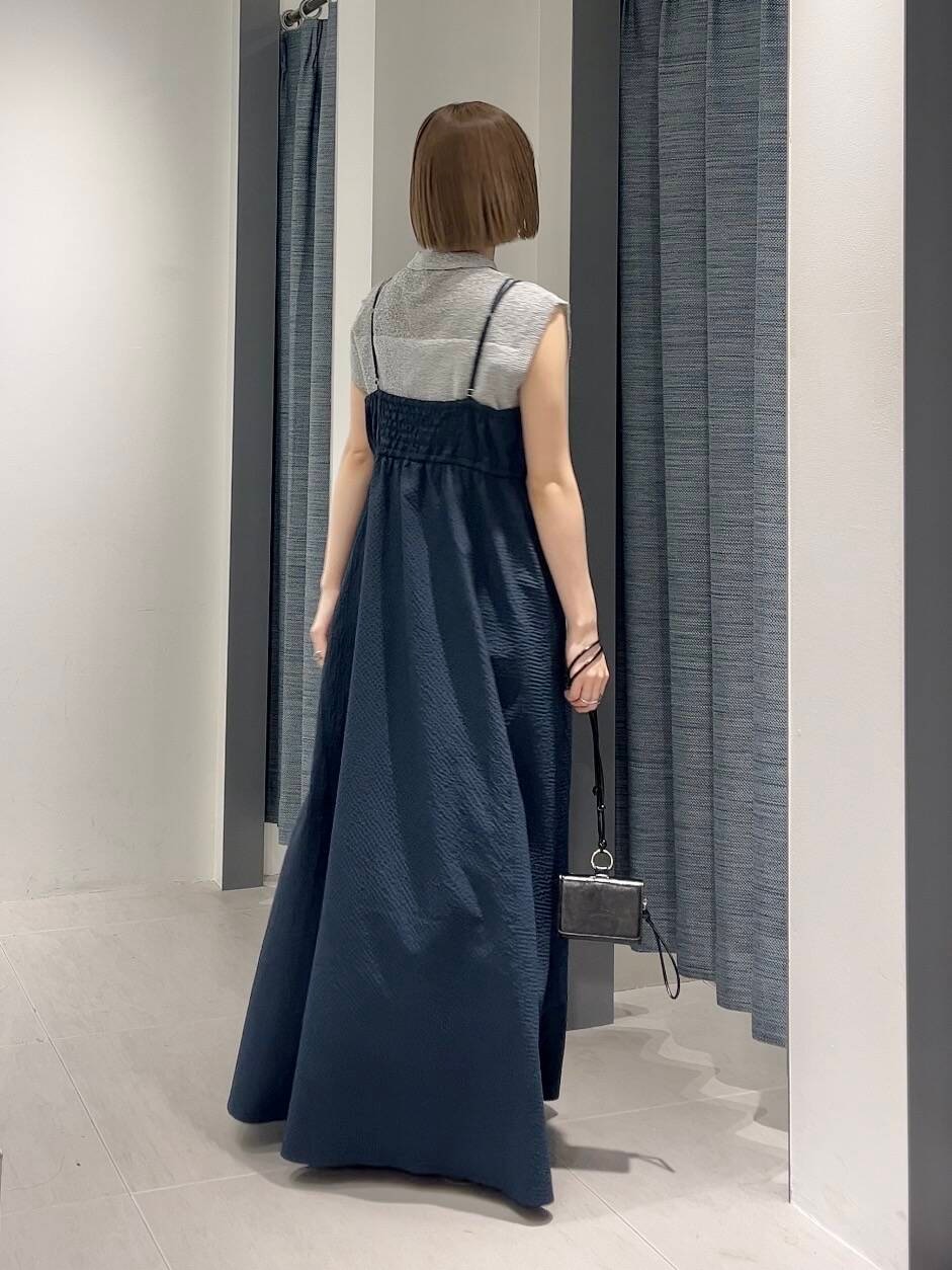 「ワンピース、キャミワンピース、チェック、シンプルコーデ、kbf_ootd、KBF、低身長、マキシ丈ワンピース、夏コーデ、サマーニット、低身長コーデ、ニットシャツ、骨格ナチュラル、ノースリーブトップス、夏ワンピース」｜「KBFのポーチ付きウォレット（財布、ブラック系）」を使った、serikaさん（レディース・153cm）の春コーディネートの3枚目の写真