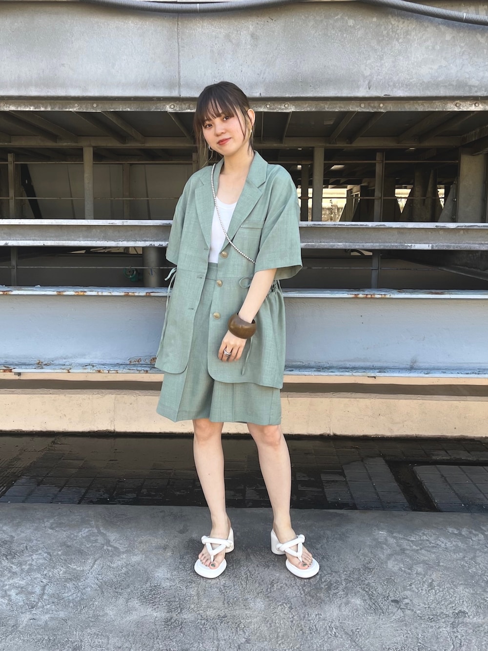 ホワイト系のサンダル、グリーン系のその他パンツ、ホワイト系のタンクトップを着用したレディースの春コーディネートの5枚目の写真
