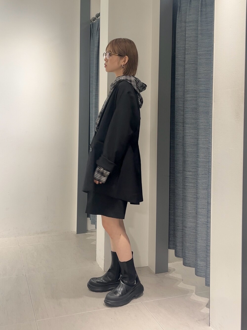 ブラック系のその他パンツ、その他のシャツ/ブラウス、ブラック系のその他アウターを着用したレディースの秋コーディネートの5枚目の写真