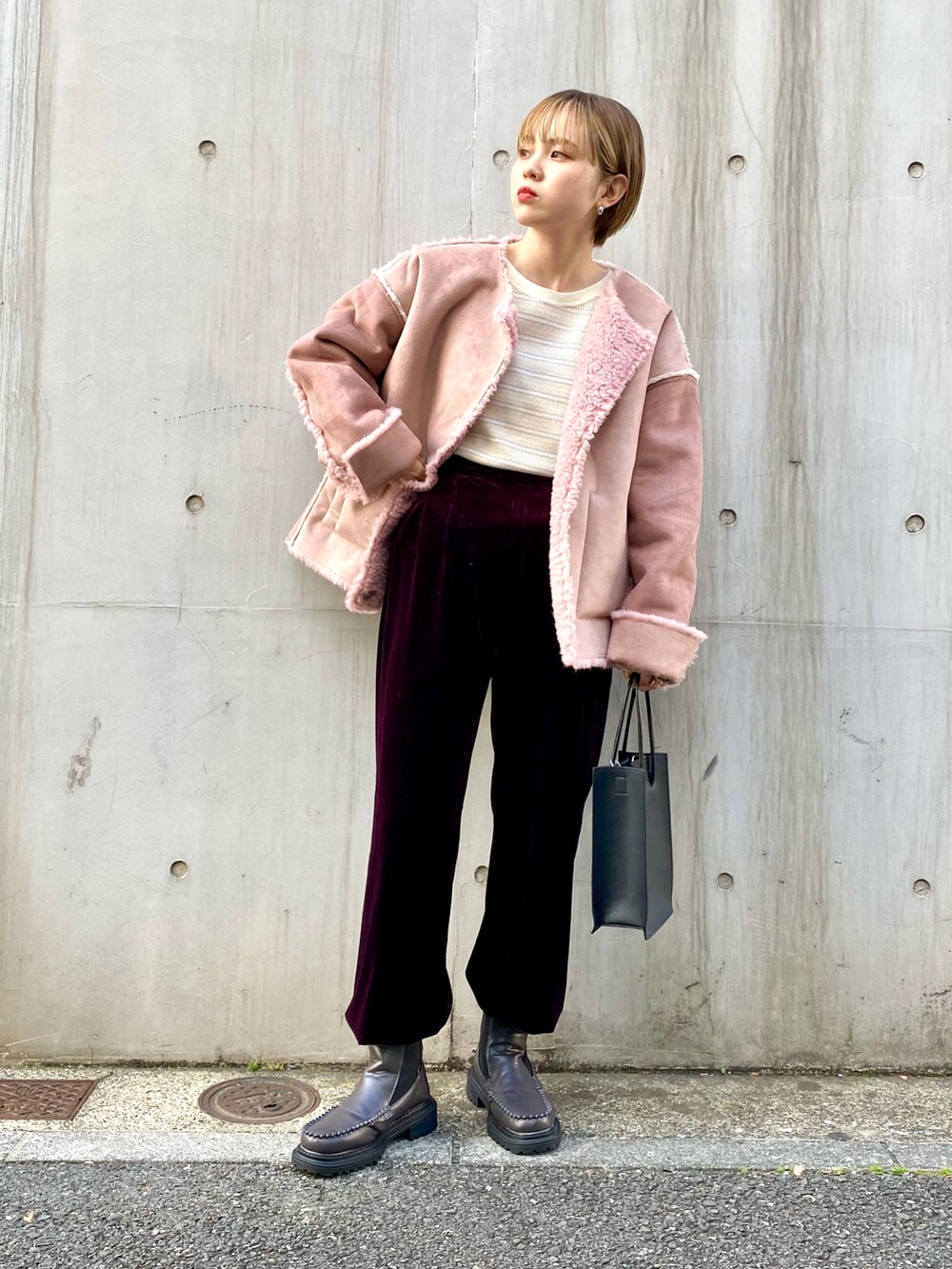 ブラック系のショルダーバッグ、パープル系のその他パンツ、グレー系のブーツを着用したレディースの秋コーディネートの2枚目の写真