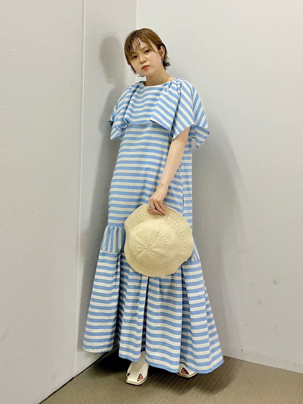 「KBF、kbf_ootd、低身長コーデ、ワンピース、ストライプ、リネン、サンダル、夏コーデ、休日スタイル、リラックススタイル、チューリップハット、きれいめカジュアル、帽子、ロングワンピース」｜「KBFのエナメルサンダル（サンダル、イエロー系）」を使った、serikaさん（レディース・153cm）の夏コーディネートの3枚目の写真