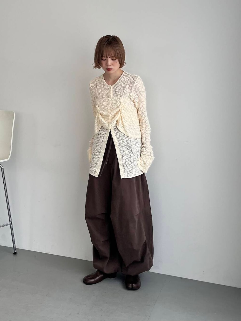 「大人カジュアル、秋コーデ、ワイドパンツ、きれいめカジュアル、カーゴパンツ、シンプルコーデ、ブラウンコーデ、KBF、低身長、パンツスタイル、newarrival、低身長コーデ、レーストップス、骨格ナチュラル、秋服準備はじめました」｜「KBFのビスチェSETレーストップス（Tシャツ/カットソー、ホワイト系）」を使った、serikaさん（レディース・153cm）の夏コーディネートの3枚目の写真