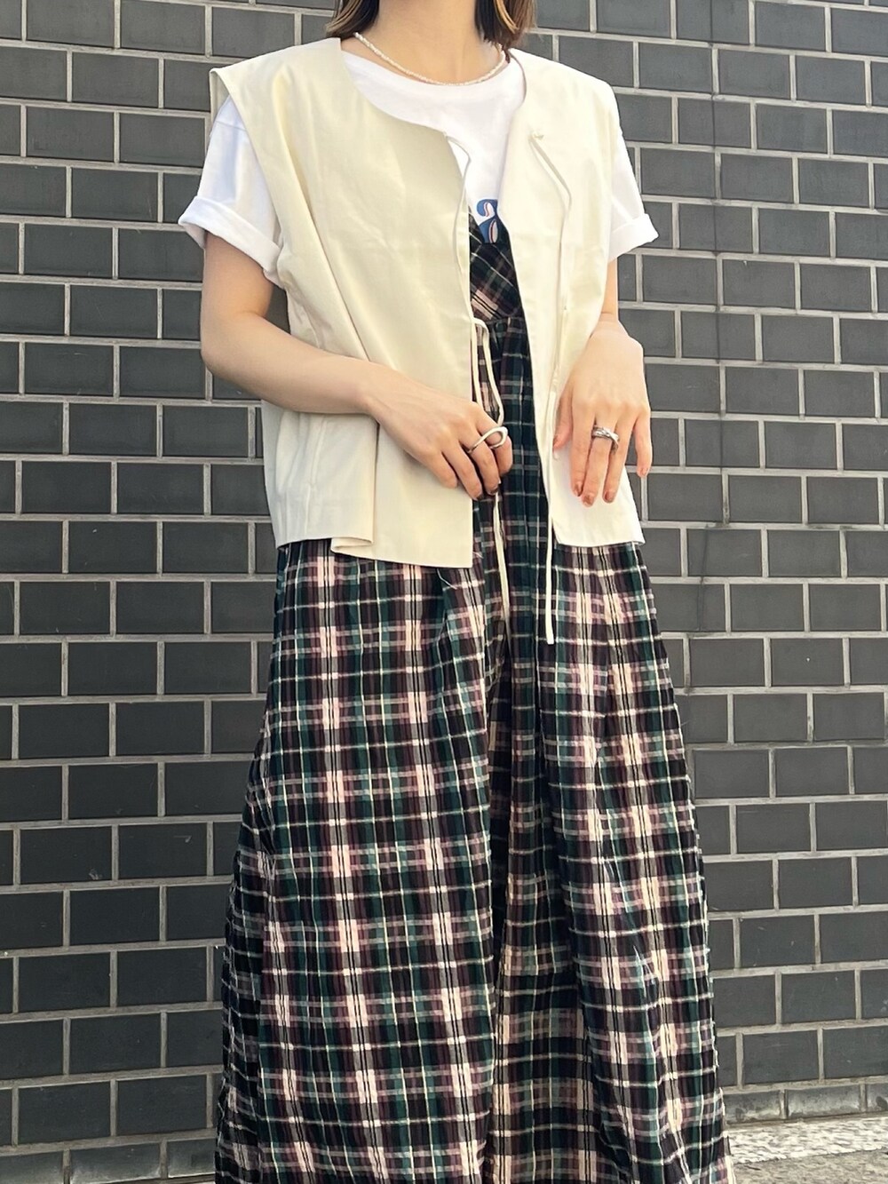 ブルー系のワンピース、ブラック系のサンダル、ホワイト系のTシャツ/カットソーを着用したレディースの春コーディネートの3枚目の写真