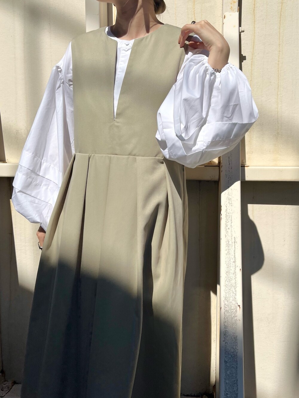 「KBF、kbf_ootd、きれいめカジュアル、淡色コーデ、秋コーデ、ブーツ、ベージュ、ワンピース、ジャンパースカート、キーネック、ボリューム袖、プリーツスカート、低身長、重ね着ベストシーズン、シンプルコーデ」｜「KBFのラウンドトゥショートブーツ（ブーツ、ブラック系）」を使った、serikaさん（レディース・153cm）の秋コーディネートの2枚目の写真