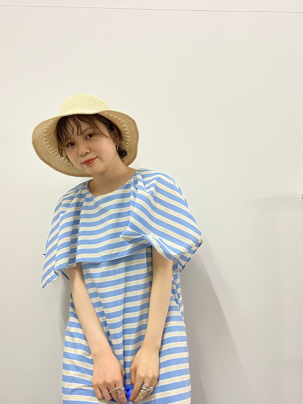 「KBF、kbf_ootd、低身長コーデ、ワンピース、ストライプ、リネン、サンダル、夏コーデ、休日スタイル、リラックススタイル、チューリップハット、きれいめカジュアル、帽子、ロングワンピース」｜「KBFのエナメルサンダル（サンダル、イエロー系）」を使った、serikaさん（レディース・153cm）の夏コーディネートの2枚目の写真