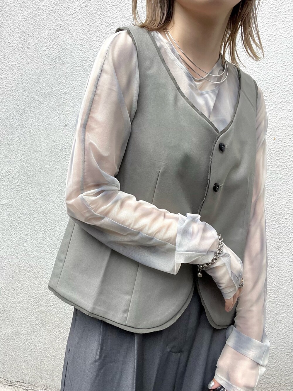 ブラック系のその他シューズ、ブラック系のハンドバッグ、グレー系のその他パンツを着用したレディースの夏コーディネートの2枚目の写真