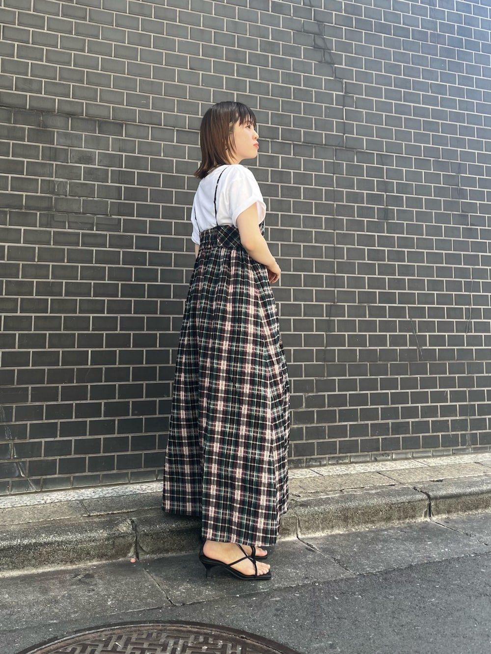 ブルー系のワンピース、ブラック系のサンダル、ホワイト系のTシャツ/カットソーを着用したレディースの春コーディネートの4枚目の写真