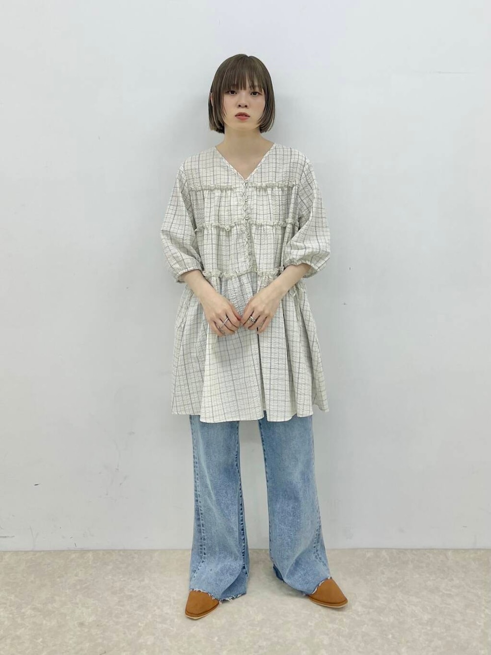 「ワンピース、デニム、チェック、カジュアルコーデ、kbf_ootd、KBF、ボリュームスリーブ、フラットシューズ、低身長、夏コーデ、newarrival、低身長コーデ、ミニワンピース、骨格ナチュラル、夏ワンピース」｜「KBFの『34サイズ/低身長向けも展開』ストレッチフレアデニム（デニムパンツ、ブルー系）」を使った、serikaさん（レディース・153cm）の春コーディネートの2枚目の写真