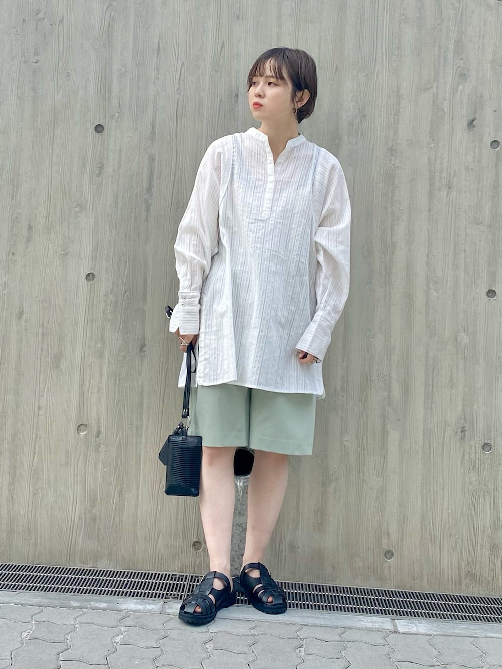 ホワイト系のサンダル、イエロー系のショルダーバッグ、ホワイト系のシャツ/ブラウスを着用したレディースの春コーディネートの4枚目の写真