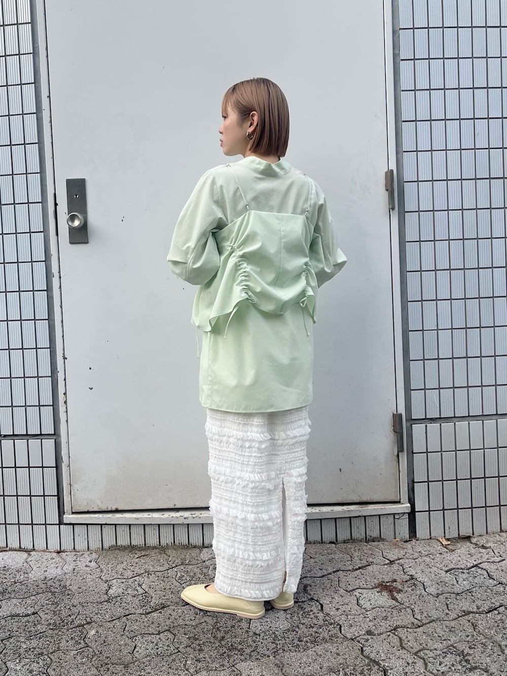 「KBF、kbf_ootd、ロングスカート、きれいめカジュアル、淡色コーデ、ブラウス、ビスチェ、Iラインスカート、スカート、春コーデ、低身長、低身長コーデ、骨格ナチュラル」｜「KBFのホックビスチェSETブラウス（シャツ/ブラウス、グリーン系）」を使った、serikaさん（レディース・153cm）の冬コーディネートの2枚目の写真