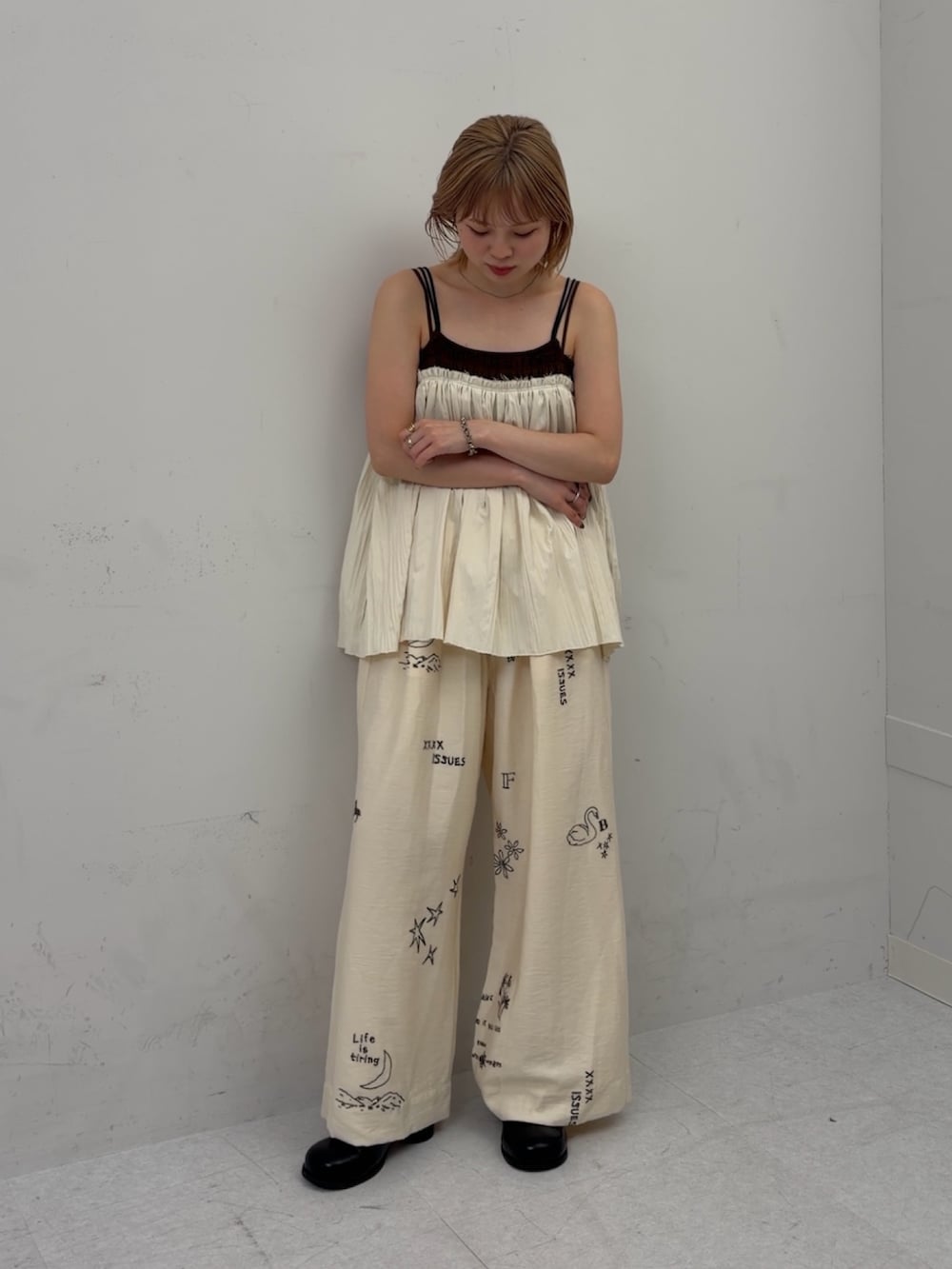 ホワイト系のその他トップス、ブラウン系のキャミソール、ホワイト系のその他パンツを着用したレディースの春コーディネートの2枚目の写真