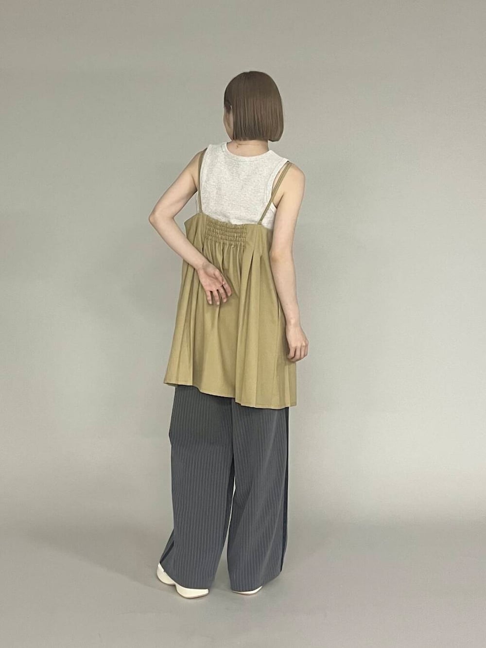 「きれいめカジュアル、カジュアルコーデ、サンダル、kbf_ootd、KBF、低身長、タンクトップ、夏コーデ、パンツスタイル、低身長コーデ、厚底サンダル、ゆったりコーデ、厚底シューズ、ミニワンピース、骨格ナチュラル」｜「KBFのクロップドタンクトップ（タンクトップ、ベージュ系）」を使った、serikaさん（レディース・153cm）の夏コーディネートの2枚目の写真