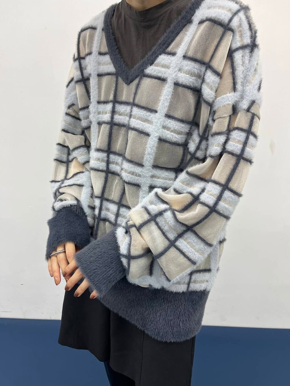 「秋コーデ、シンプルコーデ、kbf_ootd、KBF、ロングブーツ、低身長、ハーフパンツ、低身長コーデ、シアーニット、秋ニット、チェック柄、シアートップス、ゆるニット、厚底シューズ、チェックニット」｜「KBFのシアーチェックフェザーニット（ニット/セーター、グレー系）」を使った、serikaさん（レディース・153cm）の夏コーディネートの3枚目の写真