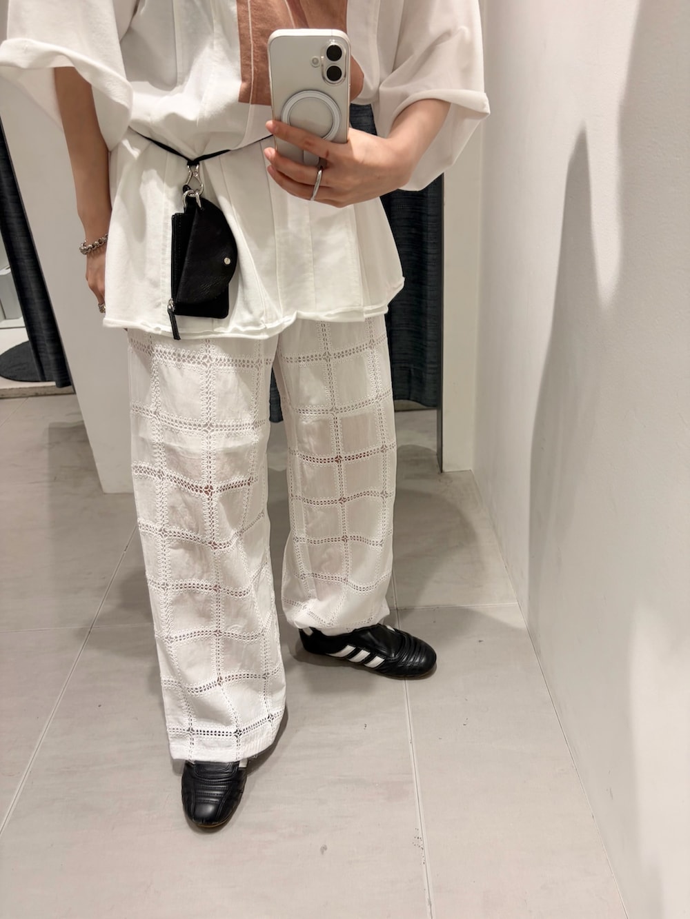ホワイト系のTシャツ/カットソー、ブラック系のショルダーバッグ、ホワイト系のその他パンツを着用したレディースの春コーディネートの2枚目の写真