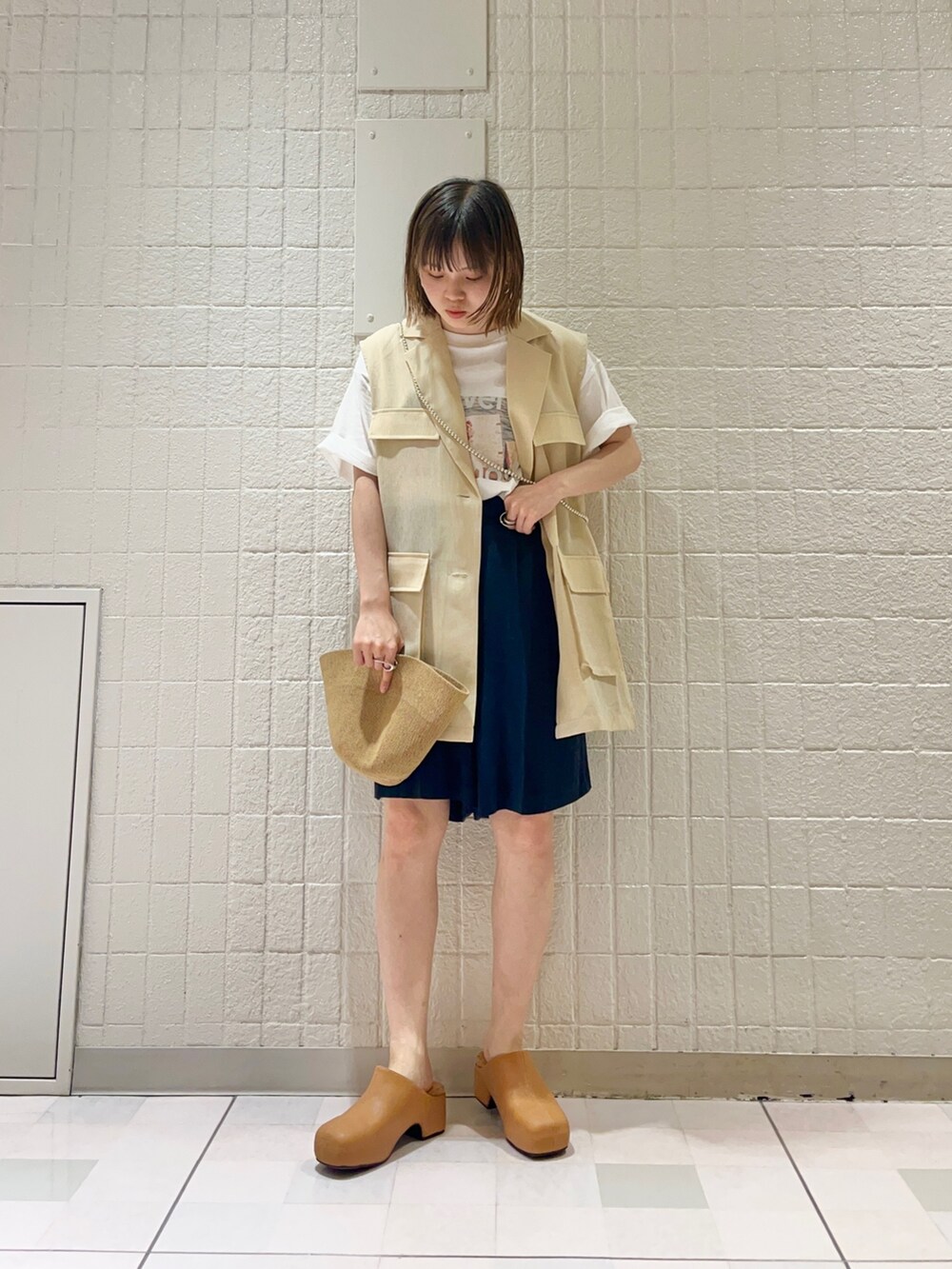 ベージュ系のベスト、ホワイト系のTシャツ/カットソー、ブルー系のその他パンツを着用したレディースの春コーディネートの3枚目の写真