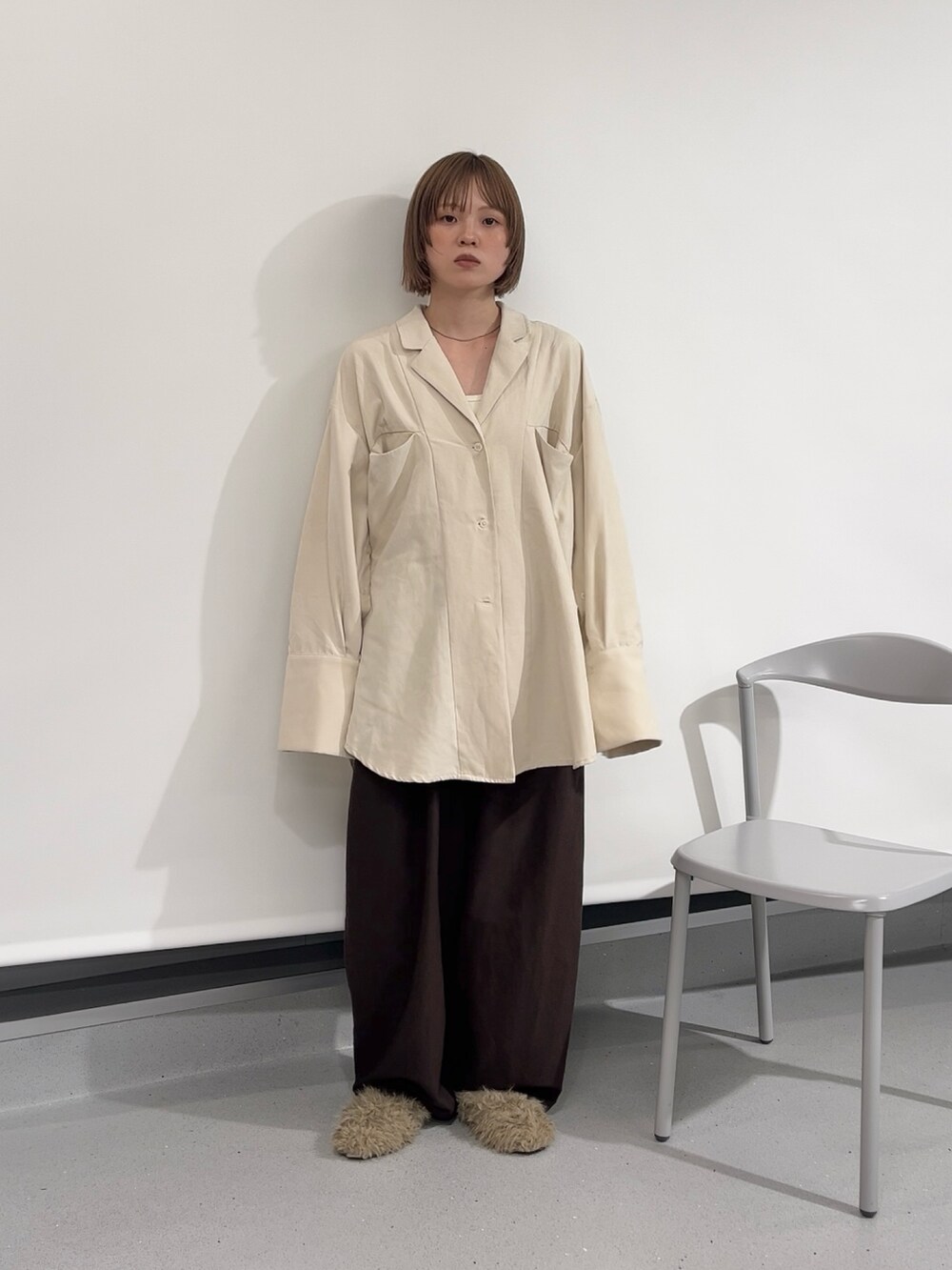 ホワイト系のシャツ/ブラウス、ホワイト系のキャミソール、ブラック系のパンプスを着用したレディースの秋コーディネートの2枚目の写真