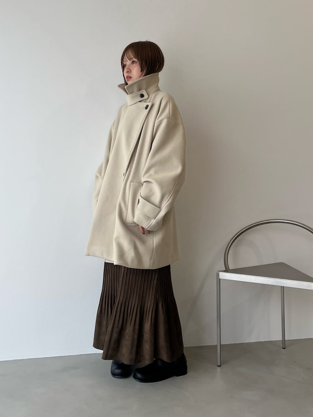 ベージュ系のその他アウター、ブラウン系のワンピース、グレー系のTシャツ/カットソーを着用したレディースの秋コーディネートの4枚目の写真