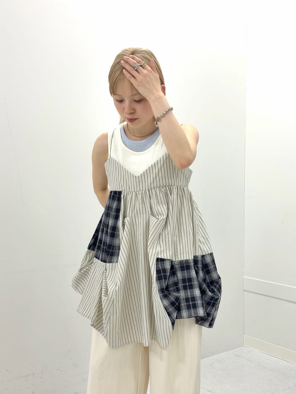 ホワイト系のワンピース、ホワイト系のその他パンツ、ホワイト系のタンクトップを着用したレディースの春コーディネートの2枚目の写真