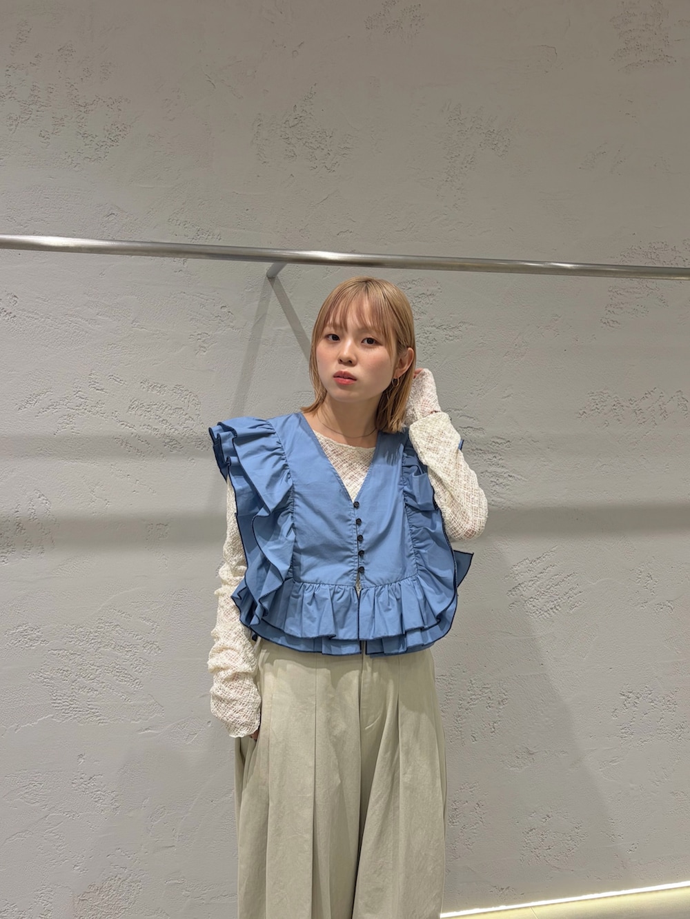 ホワイト系のTシャツ/カットソー、ブルー系のシャツ/ブラウス、ブラック系のサンダルを着用したレディースの春コーディネートの2枚目の写真