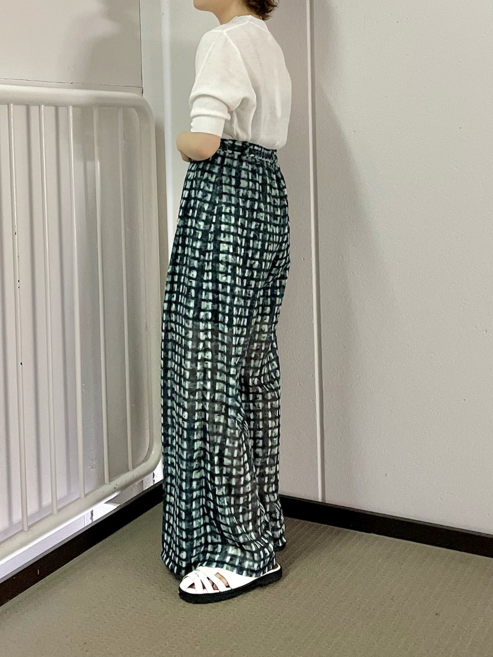 「KBF、kbf_ootd、パンツスタイル、大人カジュアル、リラックススタイル、低身長コーデ、柄パンツ、ワイドパンツ、サマーニット、夏コーデ、今日のコーデ、ミニバッグ、グルカサンダル、オトナカワイイ」｜「KBFのドビープリントワイドパンツ（その他パンツ、グリーン系）」を使った、serikaさん（レディース・153cm）の夏コーディネートの2枚目の写真