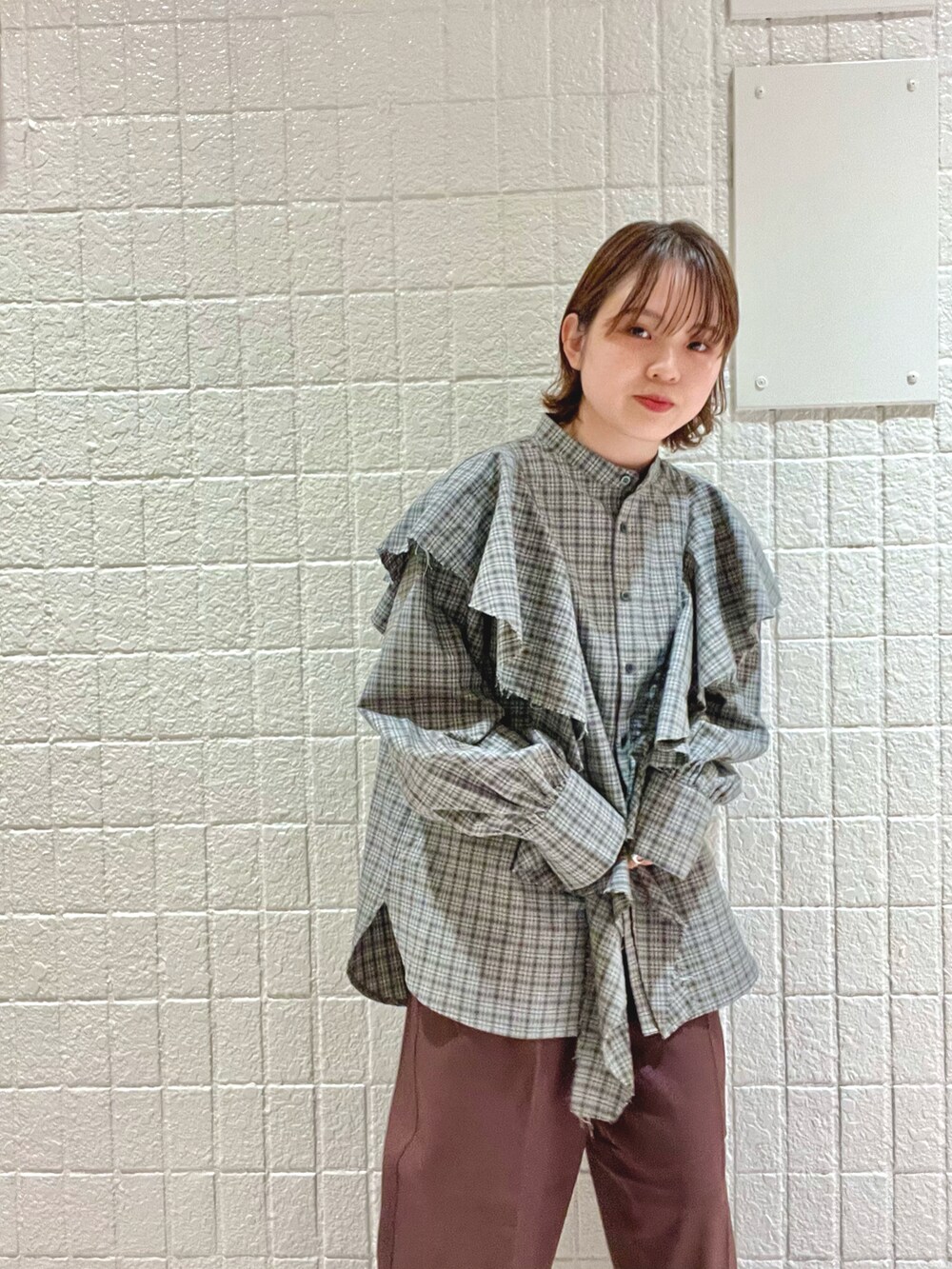 「KBF、kbf_ootd、チェック、秋先取りコーデ、秋コーデ、低身長、スラックス、パンツスタイル、ローファー、きれいめカジュアル、秋服準備はじめました、秋冬コーデ、ブラウス、ブラウン」｜「KBFのセンタープレスWIDEスラックス（スラックス、ブラウン系）」を使った、serikaさん（レディース・153cm）の秋コーディネートの3枚目の写真
