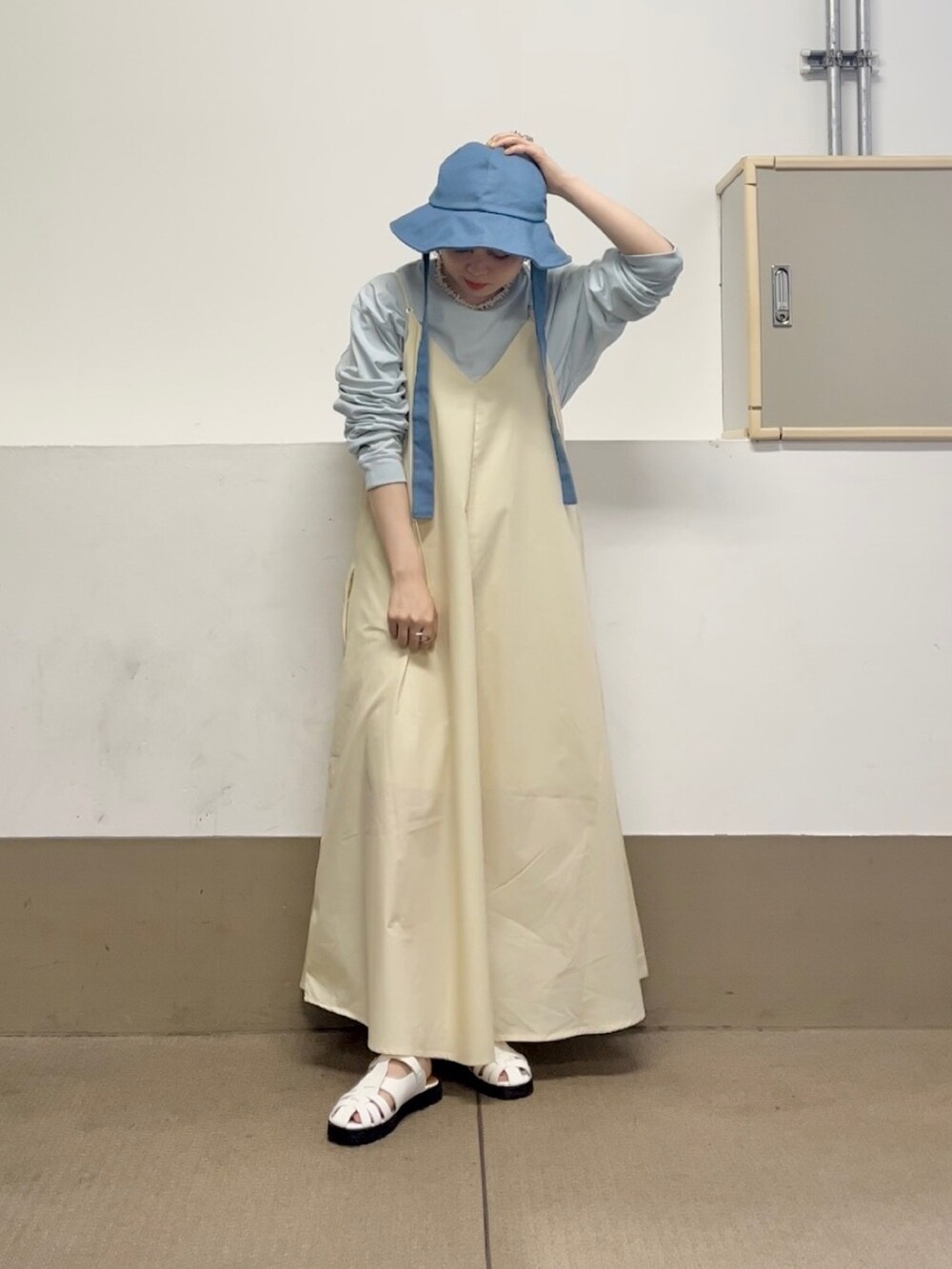 「KBF、kbf_ootd、お出かけコーデ、ワンピース、ハット、チューリップハット、グルカサンダル、ロンT、Tシャツ、ロングワンピース、春夏コーデ、きれいめカジュアル、レイヤードスタイル、キャミワンピ」｜「KBFのグルカサンダル（サンダル、ホワイト系）」を使った、serikaさん（レディース・153cm）の春コーディネートの4枚目の写真