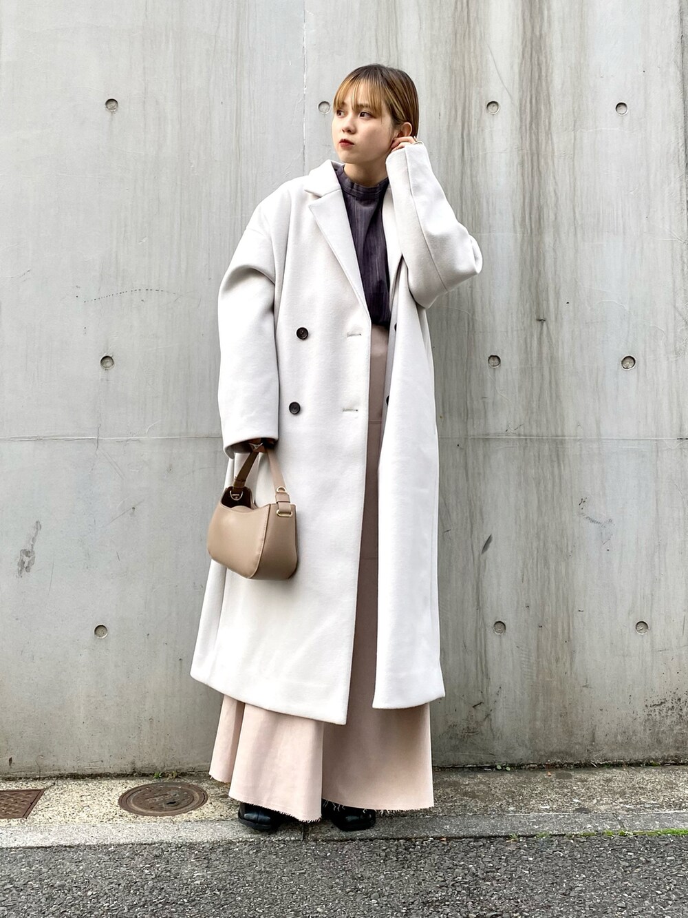 「クリスマスに着たい服、KBF、kbf_ootd、ロングコート、冬コーデ、大人コーデ、低身長、スカート、シンプルコーデ、あったかコーデ、チェスターコート、ミニバッグ、お出かけコーデ、大人カジュアル」｜「KBFのダブルチェスターコート（チェスターコート、グレー系）」を使った、serikaさん（レディース・153cm）の冬コーディネートの2枚目の写真