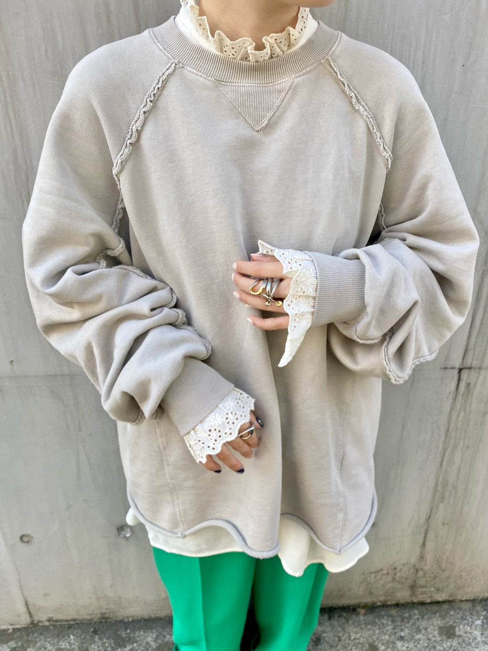 「KBF、kbf_ootd、私の推しブランド、大人カジュアル、スウェット、カラーパンツ、グリーン、ミニバッグ、フリル、レイヤードスタイル、ブーツ、オーバーサイズ、スカート、カラーパレット」｜「KBFのセンタープレスWIDEストレートパンツ（その他パンツ、グリーン系）」を使った、serikaさん（レディース・153cm）の冬コーディネートの2枚目の写真