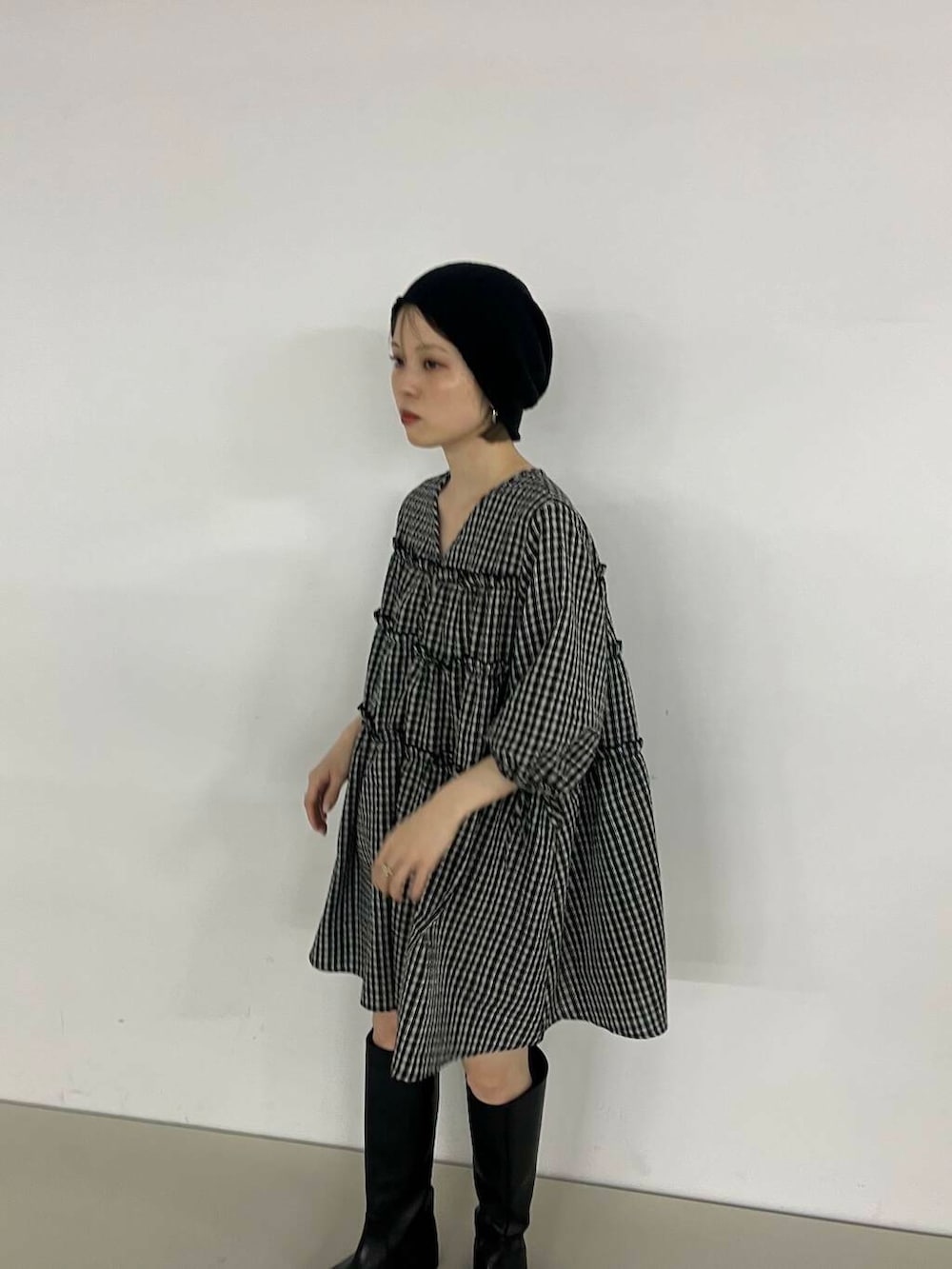 「ワンピース、シンプルコーデ、kbf_ootd、KBF、ロングブーツ、低身長、雨の日コーデ、夏コーデ、サマーニット、低身長コーデ、ミニワンピース、骨格ナチュラル、夏ワンピース、ニットビーニー、ハーフパンツ」｜「KBFのサマーイージーニットビーニー（ニットキャップ/ビーニー、ブラック系）」を使った、serikaさん（レディース・153cm）の夏コーディネートの2枚目の写真