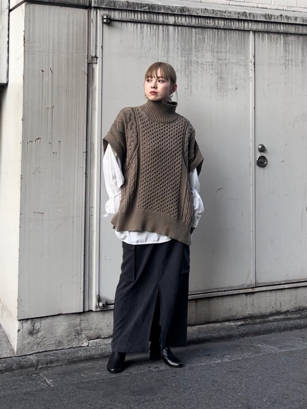 ブラウン系のトップス、ホワイト系のトップス、ブラック系のスカートを着用したレディースの秋コーディネートの4枚目の写真