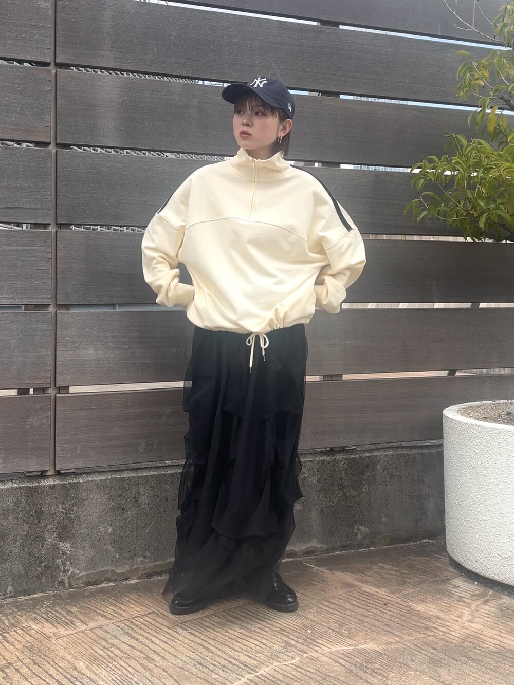ホワイト系のTシャツ/カットソー、ブラック系のスカート、ピンク系のトートバッグを着用したレディースの春コーディネートの2枚目の写真