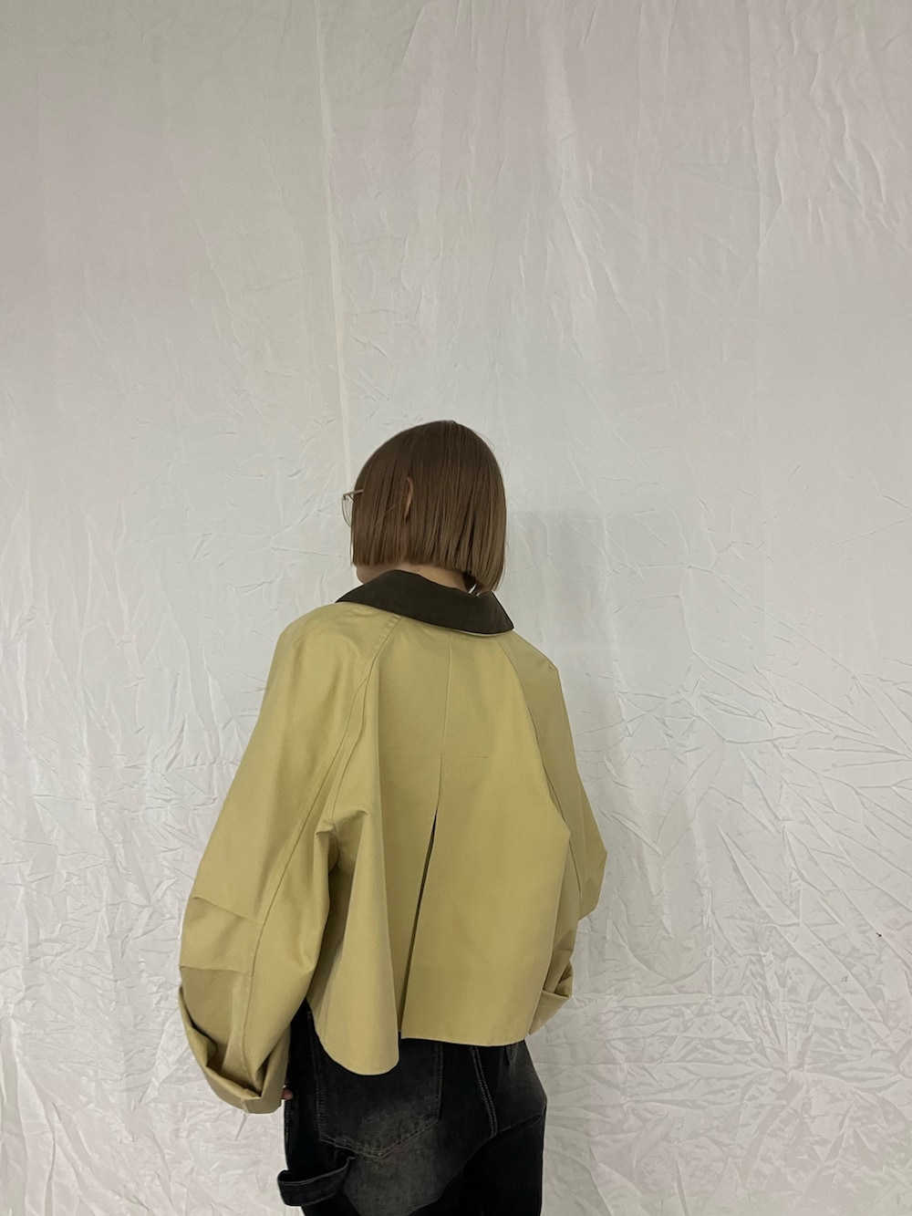 「KBF、kbf_ootd、シンプルスタイル、低身長コーデ、パンツコーデ、春アウター、春コーデ、デニム、低身長、骨格ナチュラル、ショート丈、バイカラー」｜「KBFのペインターWIDEデニム（デニムパンツ、ブラック系）」を使った、serikaさん（レディース・153cm）の冬コーディネートの3枚目の写真
