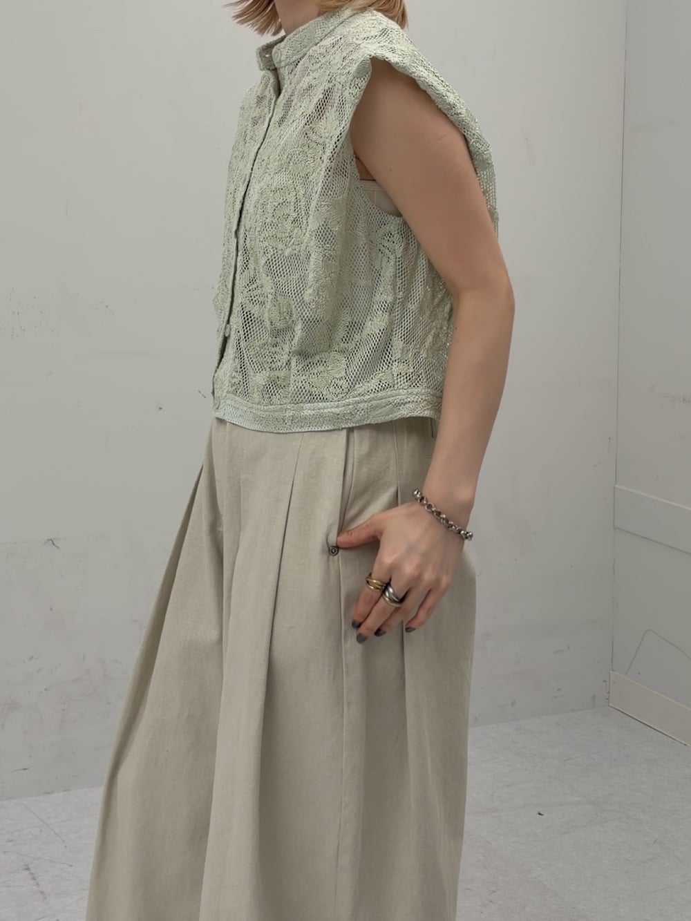 ホワイト系のその他パンツ、グリーン系のシャツ/ブラウス、ホワイト系のパンプスを着用したレディースの春コーディネートの2枚目の写真