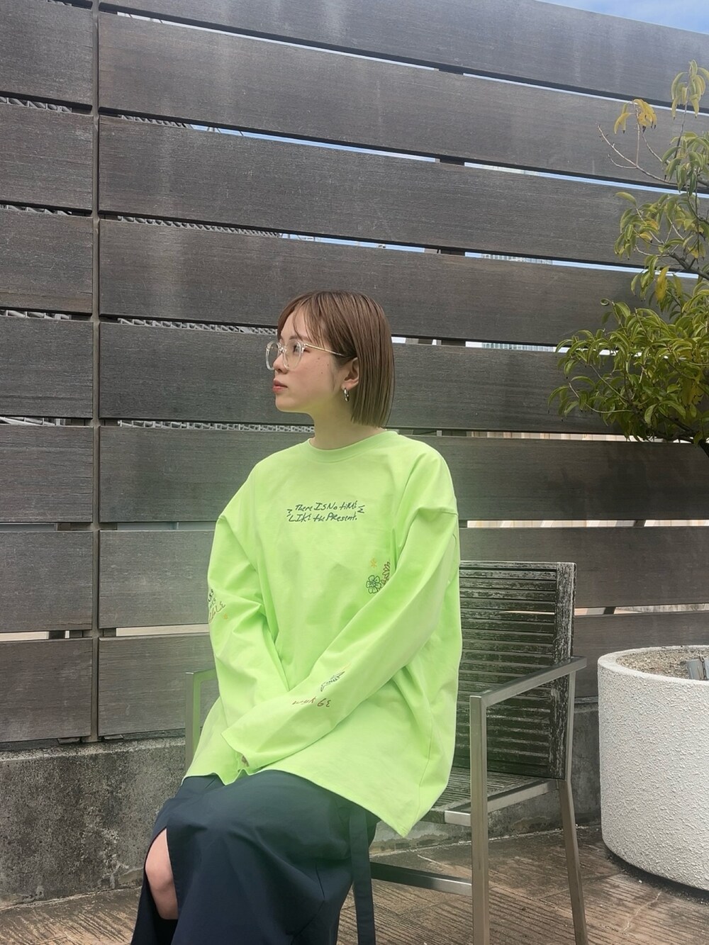 ホワイト系のスカート、グリーン系のTシャツ/カットソー、ブルー系のデニムジャケットを着用したレディースの春コーディネートの2枚目の写真