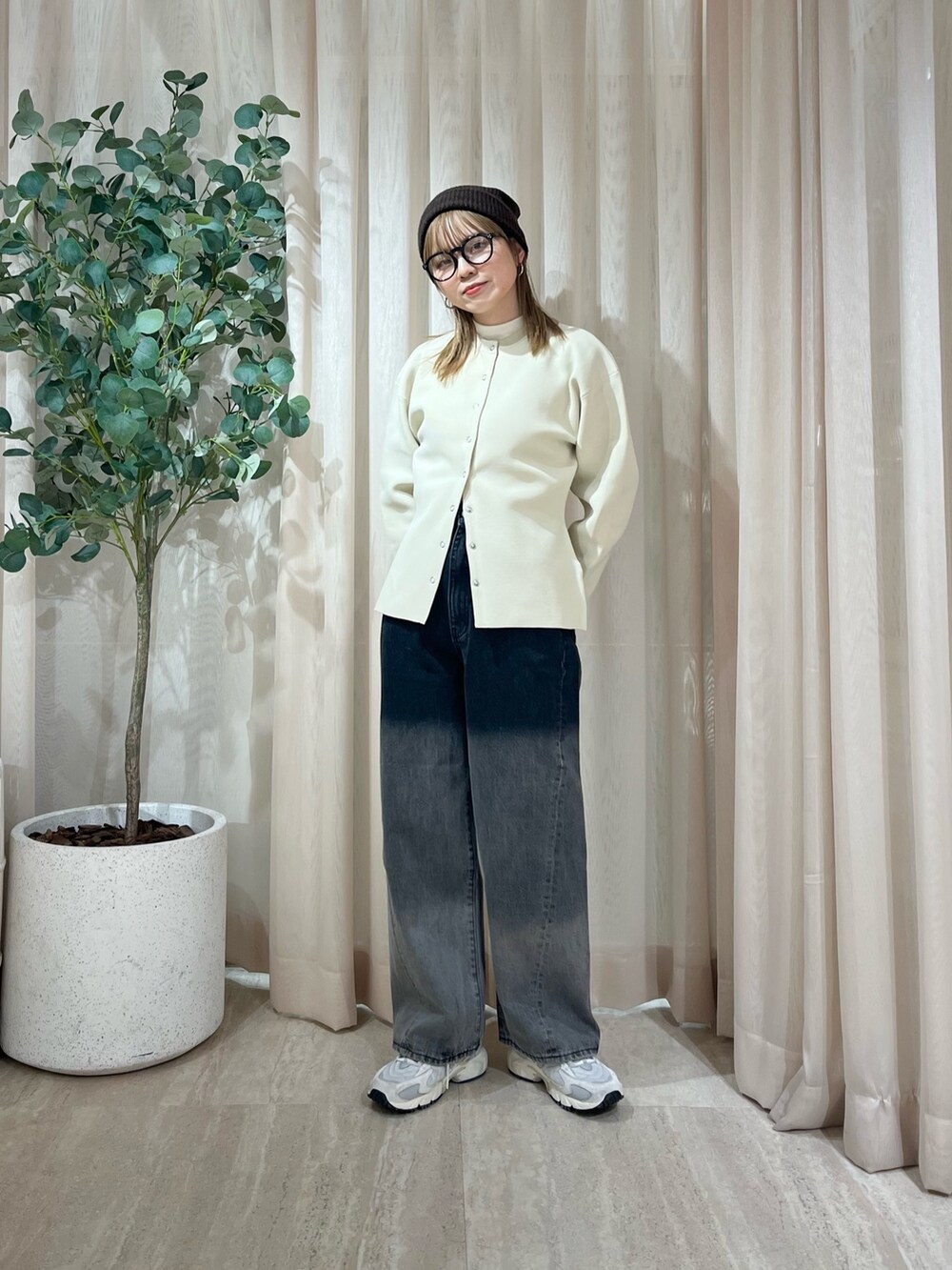 ブラック系のデニムパンツ、ベージュ系のカーディガン/ボレロを着用したレディースの冬コーディネートの3枚目の写真