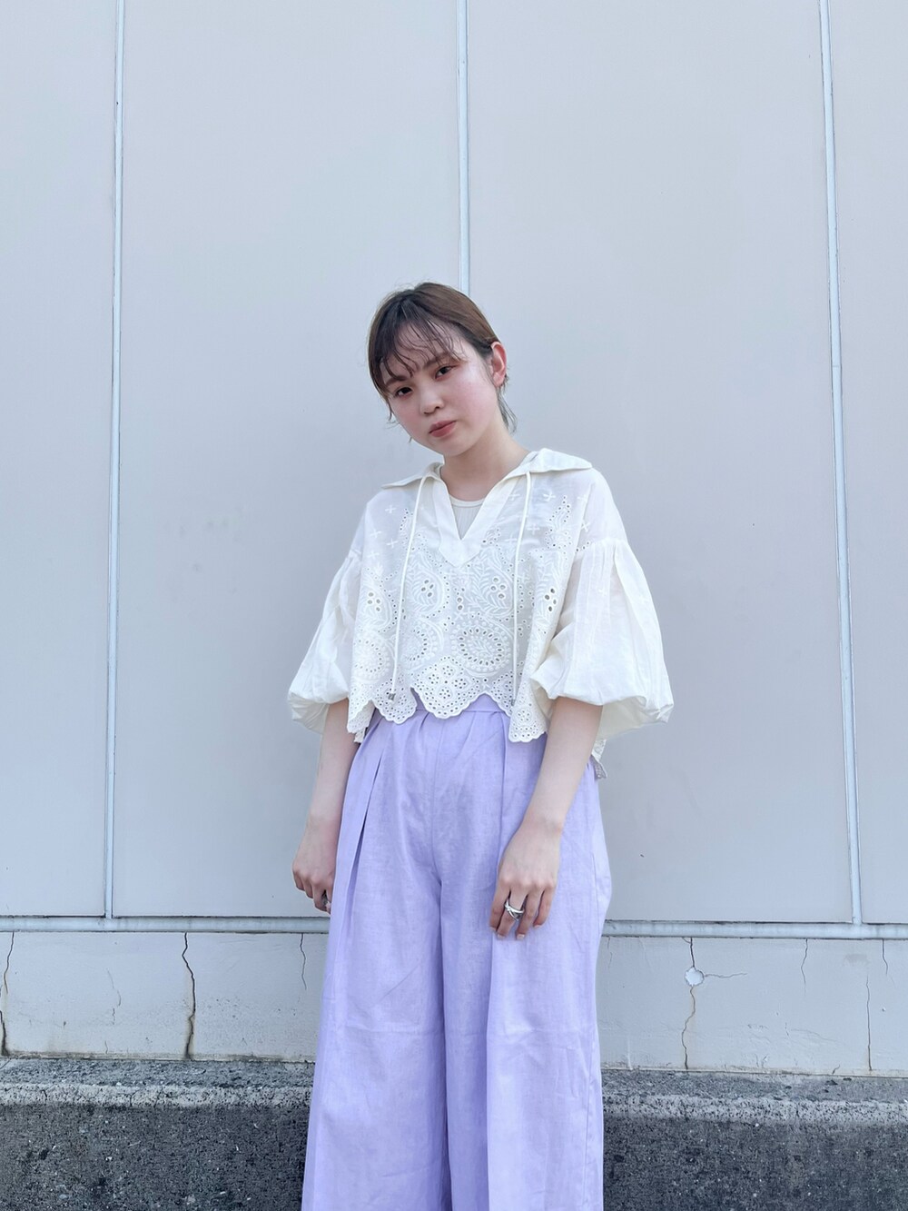 ホワイト系のシャツ/ブラウス、パープル系のその他パンツ、イエロー系のサンダルを着用したレディースの夏コーディネートの3枚目の写真