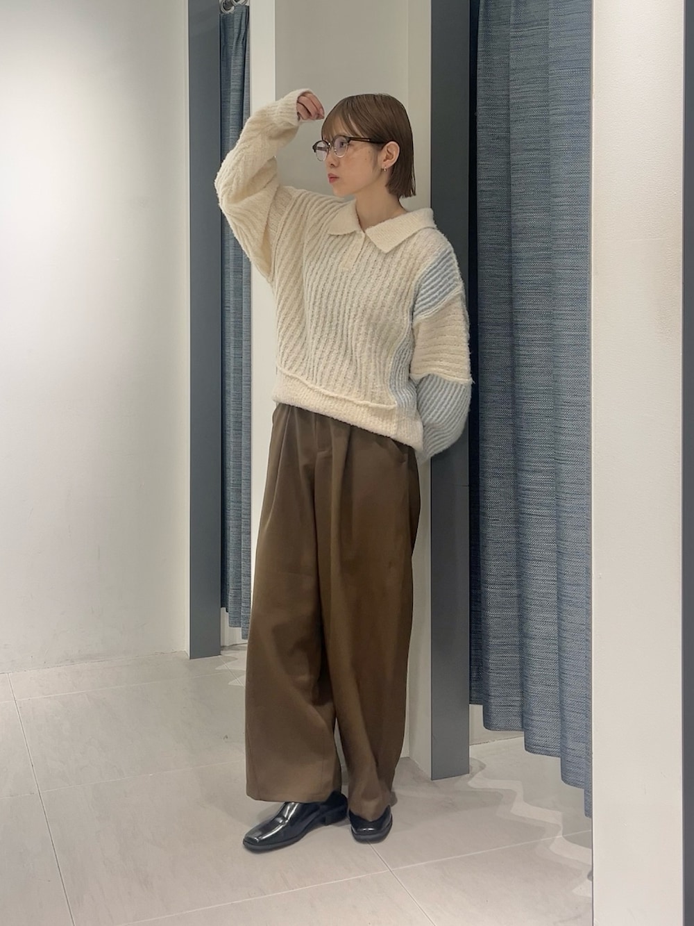 ブラウン系のその他パンツ、ブラック系のその他シューズ、ホワイト系のニット/セーターを着用したレディースの秋コーディネートの3枚目の写真