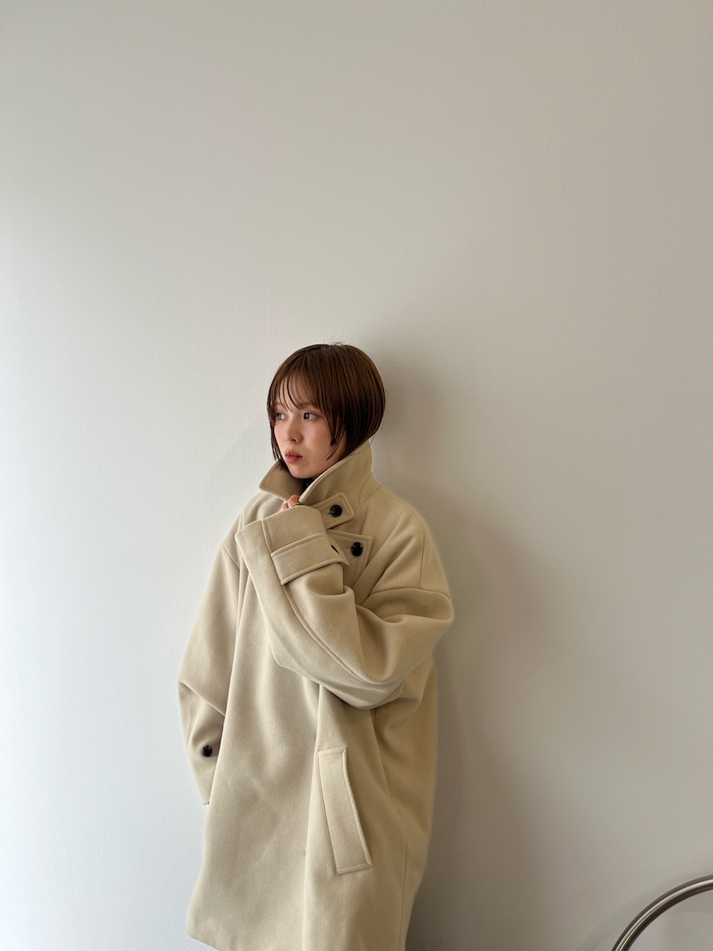 ベージュ系のその他アウター、ブラウン系のワンピース、グレー系のTシャツ/カットソーを着用したレディースの秋コーディネートの3枚目の写真