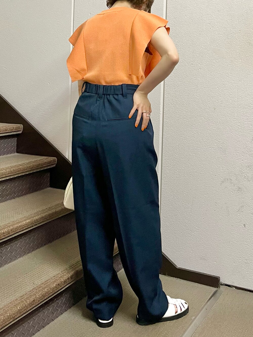 「KBF、kbf_ootd、低身長コーデ、オレンジ、カラーコーデ、タックイン、ノースリーブ、夏コーデ、サマーニット、スラックス、グルカサンダル、ボストンバッグ、大人カジュアル、カラーパンツ」｜「KBFのフレアスリーブデザインニット（ニット/セーター、オレンジ系）」を使った、serikaさん（レディース・153cm）の夏コーディネートの3枚目の写真