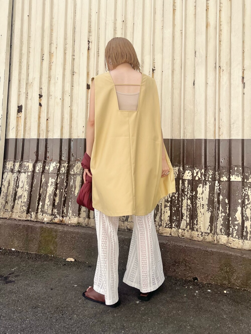 ホワイト系のその他パンツ、ベージュ系のワンピース、ベージュ系のキャミソールを着用したレディースの夏コーディネートの3枚目の写真