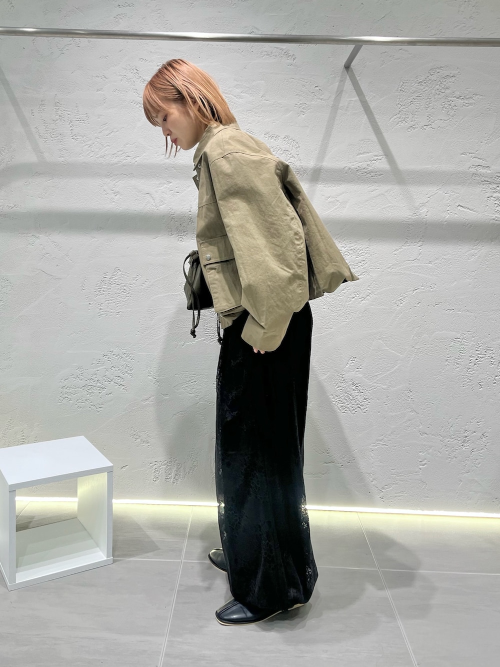 ブラック系のその他パンツ、ブラック系のパンプス、グリーン系のショルダーバッグを着用したレディースの冬コーディネートの4枚目の写真