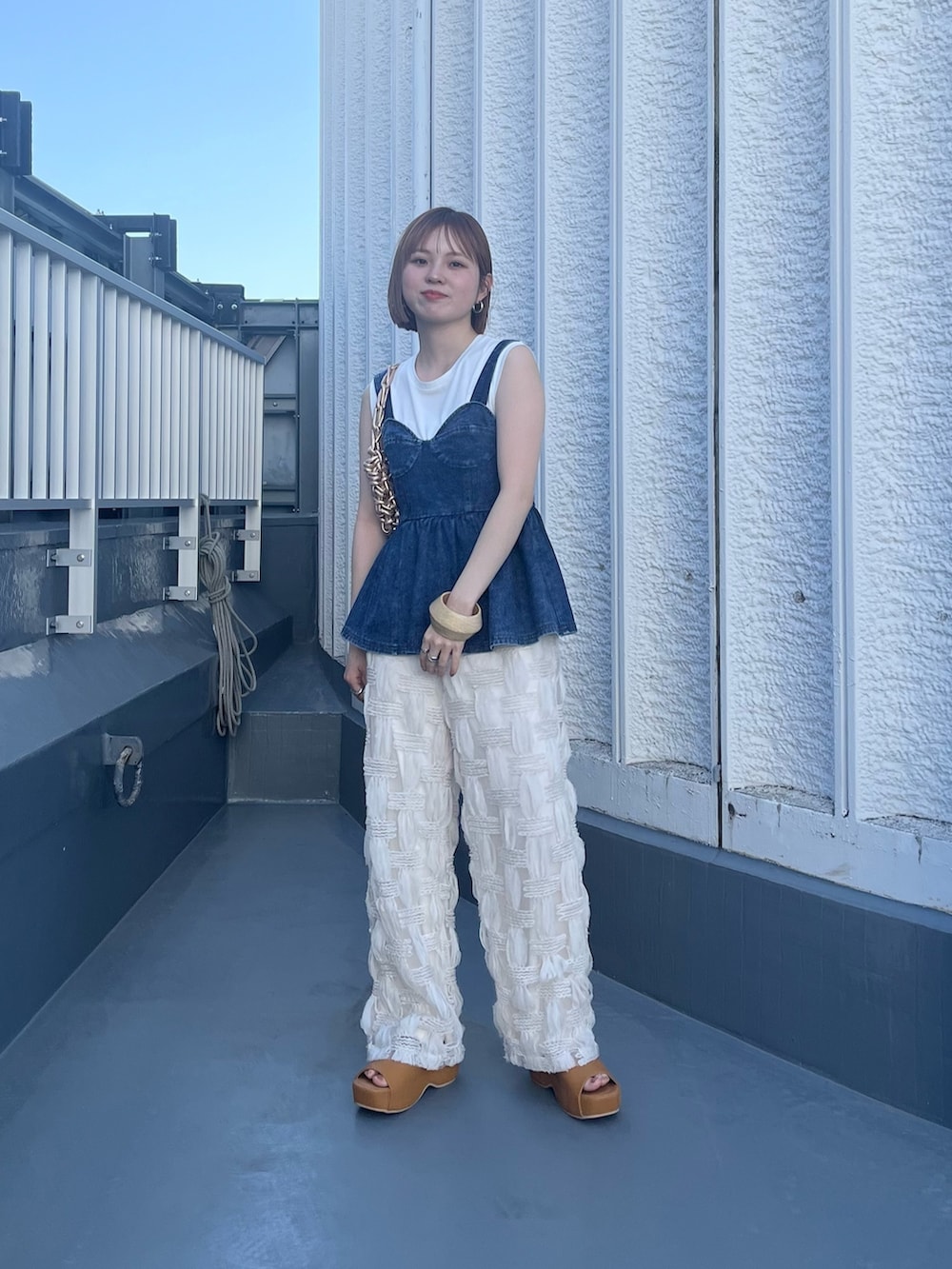 ホワイト系のその他パンツ、イエロー系のサンダル、ブルー系のその他トップスを着用したレディースの春コーディネートの3枚目の写真