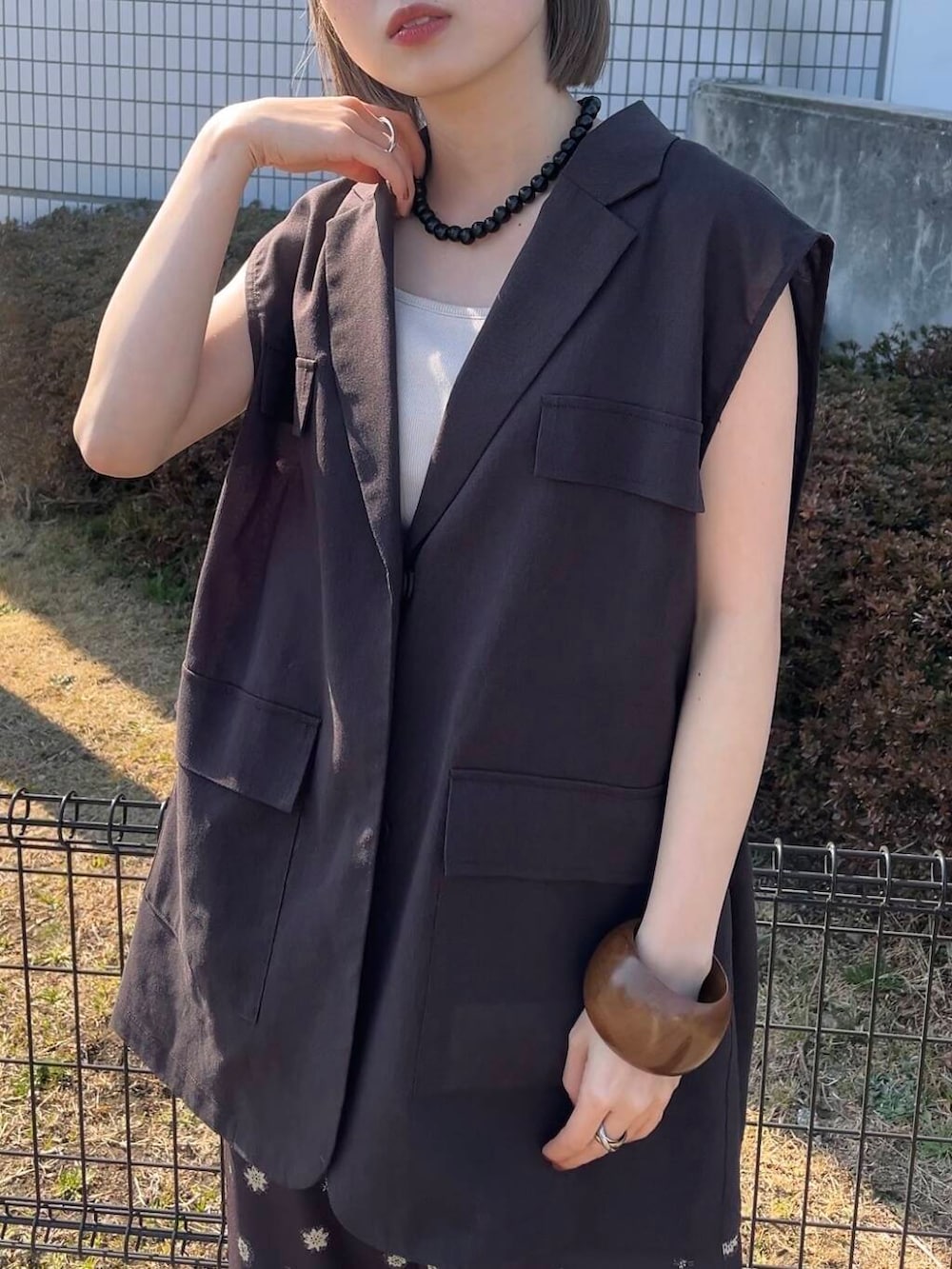 「ベスト、きれいめカジュアル、花柄、ブラウンコーデ、kbf_ootd、KBF、レイヤードスタイル、低身長、パンツスタイル、低身長コーデ、春夏コーデ、骨格ナチュラル、柄パンツ、イージーパンツ、ワントーンコーデ」｜「KBFのアソートプリントパンツ（その他パンツ、ブラウン系）」を使った、serikaさん（レディース・153cm）の春コーディネートの4枚目の写真