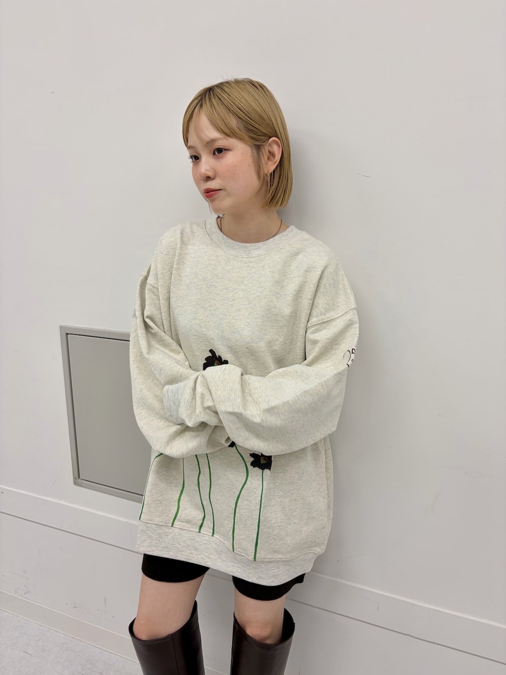 ベージュ系のスウェット、ブラウン系のその他パンツ、ブラウン系のブーツを着用したレディースの夏コーディネートの2枚目の写真