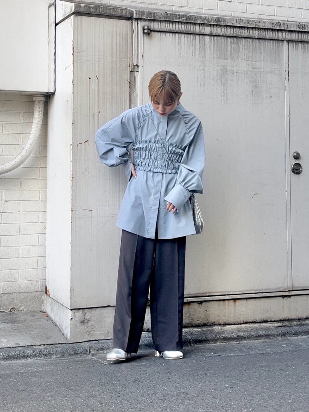 「KBF、kbf_ootd、お出かけコーデ、ショルダーバッグ、シンプルコーデ、ブーツ、パンツスタイル、春コーデ、ブラウス、カラーコーデ、ビスチェ、カラー×コーデ、低身長、低身長コーデ、春色」｜「KBFのシャーリングビスチェSETブラウス（シャツ/ブラウス、ブルー系）」を使った、serikaさん（レディース・153cm）の冬コーディネートの2枚目の写真