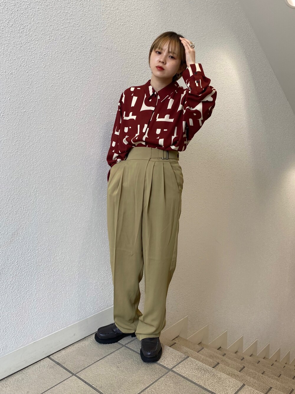 「KBF、kbf_ootd、ダウンジャケット、柄シャツ、カラーパンツ、ワイドパンツ、ゆるコーデ、カジュアル、低身長、パンツスタイル、今日のコーデ、ブーツ、ミニバッグ」｜「KBFのサイドゴアブーツ（ブーツ、グレー系）」を使った、serikaさん（レディース・153cm）の冬コーディネートの3枚目の写真