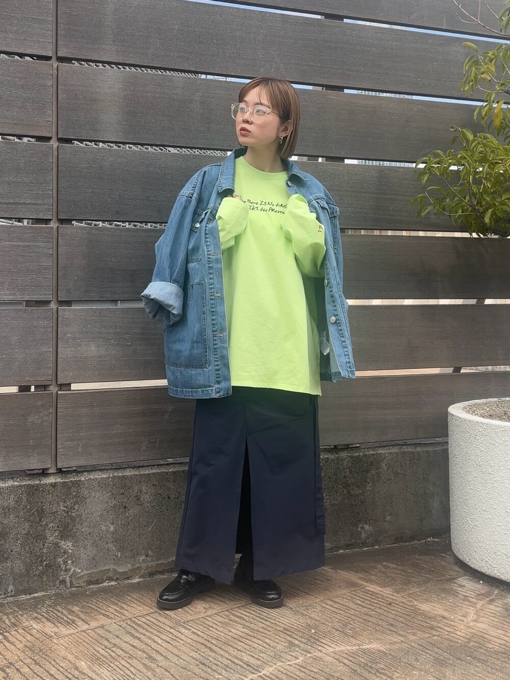 ホワイト系のスカート、グリーン系のTシャツ/カットソー、ブルー系のデニムジャケットを着用したレディースの春コーディネートの3枚目の写真
