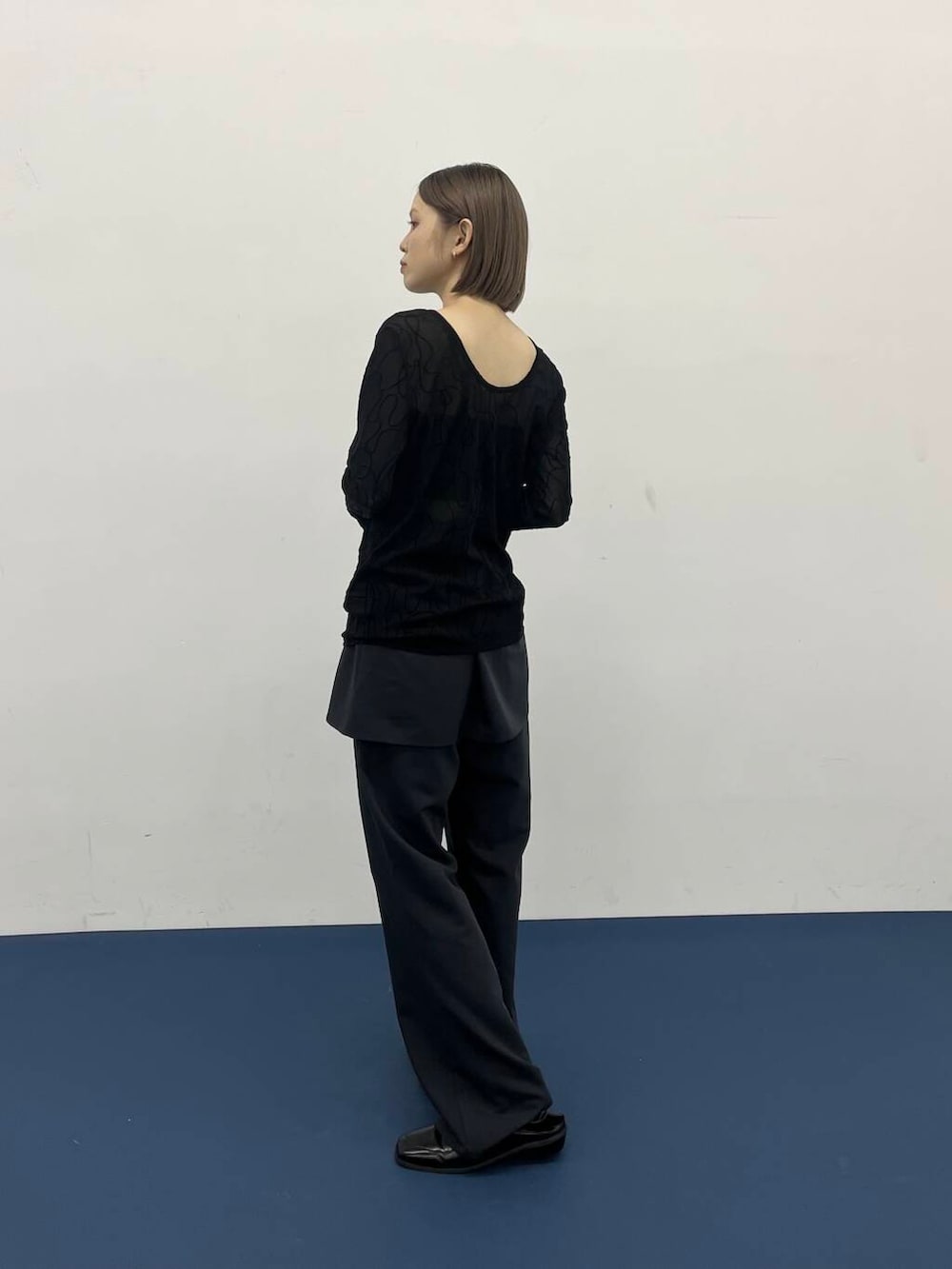 グレー系のその他パンツ、ブラック系のその他シューズ、ブラック系のTシャツ/カットソーを着用したレディースの夏コーディネートの3枚目の写真