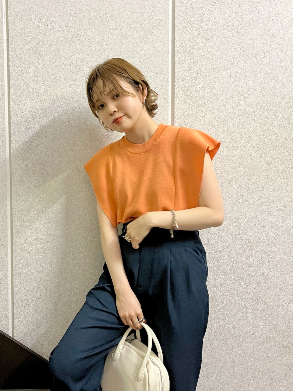 「KBF、kbf_ootd、低身長コーデ、オレンジ、カラーコーデ、タックイン、ノースリーブ、夏コーデ、サマーニット、スラックス、グルカサンダル、ボストンバッグ、大人カジュアル、カラーパンツ」｜「KBFのフレアスリーブデザインニット（ニット/セーター、オレンジ系）」を使った、serikaさん（レディース・153cm）の夏コーディネートの2枚目の写真