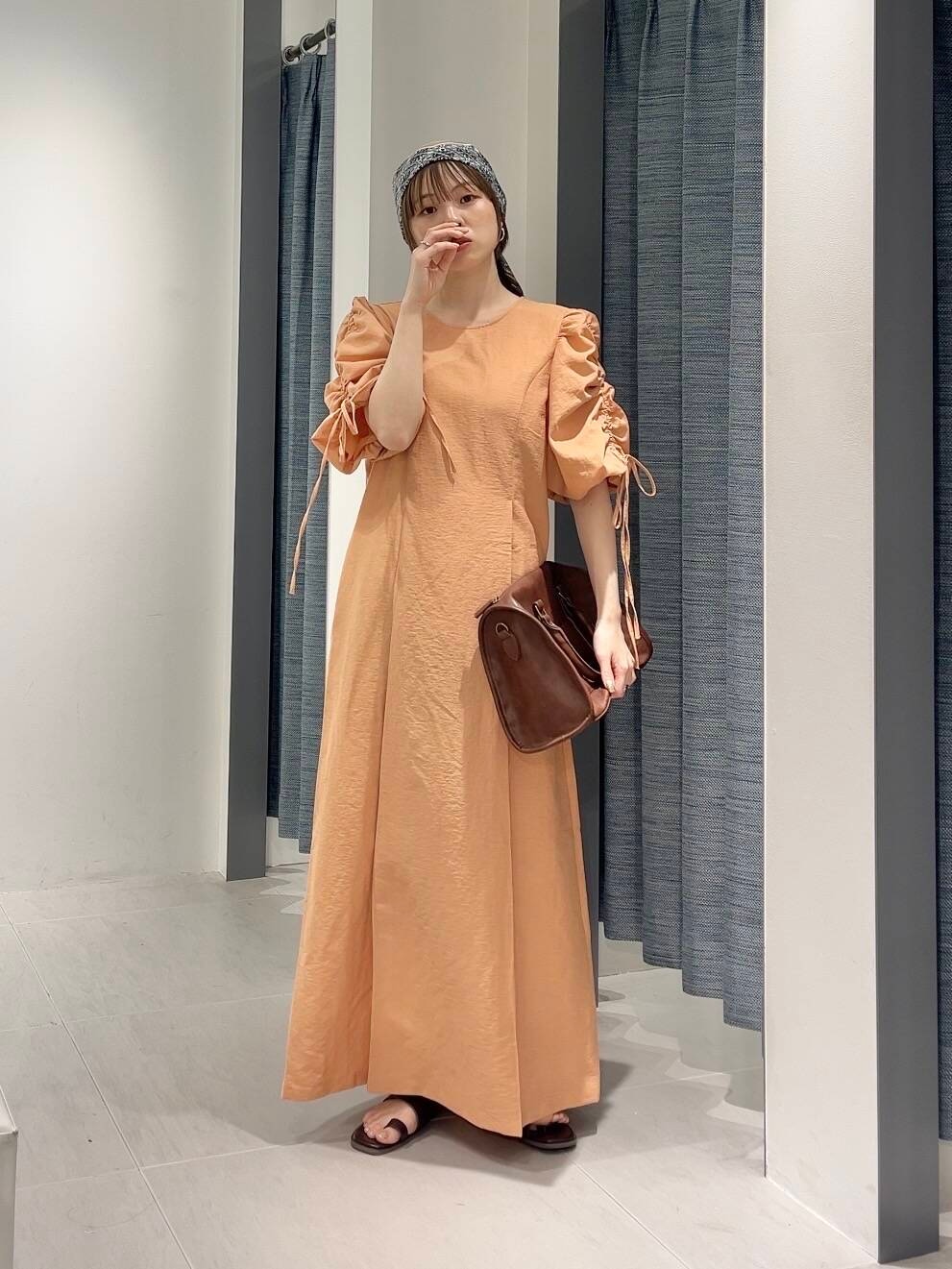 「ワンピース、シンプルコーデ、サンダル、kbf_ootd、KBF、スカーフ、低身長、newarrival、休日スタイル、ボストンバッグ、低身長コーデ、トングサンダル、春夏コーデ、骨格ナチュラル、私のイチ推しブランド」｜「KBFのヴィンテージライクボストンBAG（ボストンバッグ、ブラウン系）」を使った、serikaさん（レディース・153cm）の春コーディネートの4枚目の写真